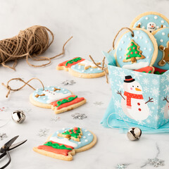 Obraz premium An assortment of items used to make snow globe sugar cookie ornaments.