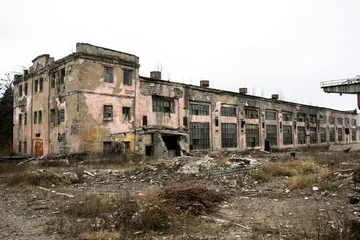 Foto op Aluminium Ruined building of an abandoned building made of bricks © Roman