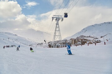 Obraz premium Skiing slopes, with many people