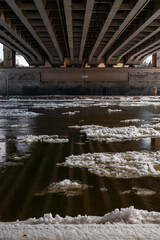 Zamarznięta rzeka Warta w okresie zimy; pływające kry - obrazy, fototapety, plakaty