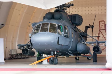 Poster Im Rahmen Heavy military helicopter in the hangar © Dushlik