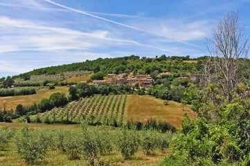 Fototapeta na wymiar Le colline e gli antichi borghi dell'Umbria verso Trevi