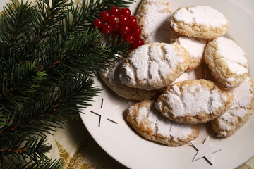 Ricciarelli, dolce tipico natalizio senese a base di mandorle su sfondo bianco. Decorazioni...