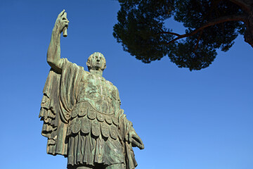 Obraz premium Statue des Gaius Julius Caesar in Rom, Italien