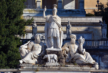 Fototapeta na wymiar Brunnen der Göttin Roma (Fontana della Dea Roma) an der Piazza del Popolo in Rom, Italien