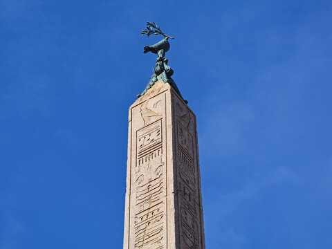 Obelisco Agonale am Vierstr&ouml;mebrunnen auf der Piazza Navona in Rom, Italien
