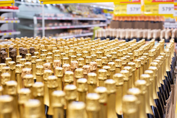 Obraz premium champagne in bottles in rows in the store. Festive alcoholic drink