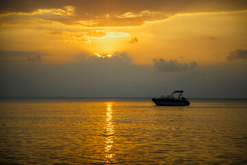 Fototapeta premium beautiful golden sunset in the sea. sunny path on the water