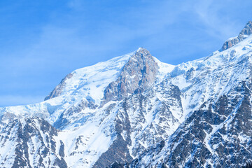 Le Mont Blanc du Tacul en France, en Auvergne-Rhône-Alpes, en Haute Savoie, vers Chamonix, en hiver lors d'une belle journée.