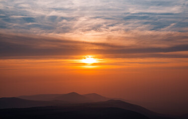 Fototapeta na wymiar Beautiful golden sunset over the mountains. 