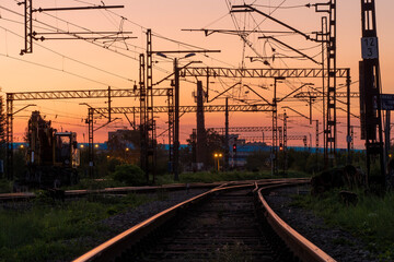 Fototapeta na wymiar Ujęcie torowiska, rozjazdów kolejowych w czasie zachodu słońca, Kraków
