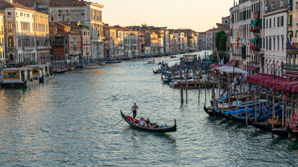 Fototapeta na wymiar Widok na kanał w Wenecji tuż przed zachodem słońca