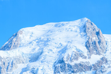 Fototapeta na wymiar Le Mont Blanc du Tacul en gros plan en France, en Auvergne-Rhône-Alpes, en Haute Savoie, vers Chamonix, en hiver.