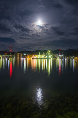 工場夜景と月（大分県津久見市）