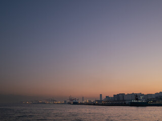夕焼けの東京湾岸のコンテナ埠頭