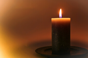 Einzelne Kerze, Brauntöne, Warmes Licht, 1. Advent, schlicht, Flamme