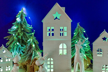 Weihnachtliches Dorf, Deko, Tannen, beleuchtete Gebäude, Lichterketten, weihnachtlicher Kitsch
