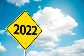 Naklejka premium Road sign 2022 on sky