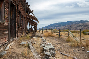 Fototapeta na wymiar Abandoned farm house in a valley
