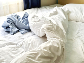 ベッドの上に置いたパジャマとめくった布団