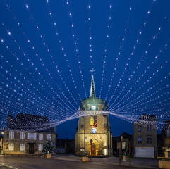 Objat (Corrèze, France) - Vue panoramique nocturne des illuminations de Noël de l'église Saint...