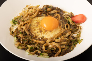 盛岡じゃじゃ麺　4.皿に卵を割る