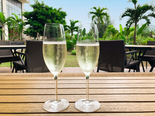 ビーチで飲むシャンパン・グラス