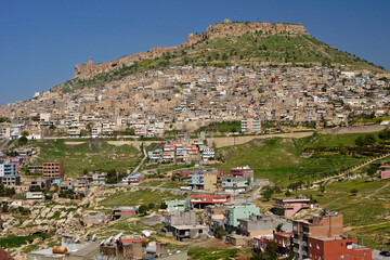 Fototapeta na wymiar Ruins of fortress on hill and residential area of Mardin on slope, Eastern Anatolia, Turkey