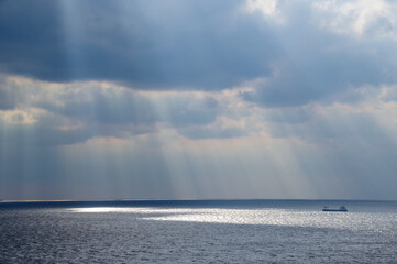 雲の隙間から差し込む太陽の光