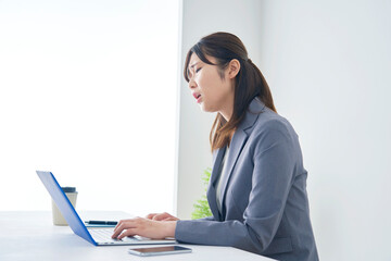 女性　ビジネス　オフィス　困る