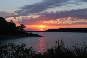Fototapeta na wymiar Sunrise at the Lake 2