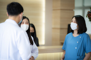 Obraz premium professional doctor working in medical checking up patient in hospital clinic, health care concept