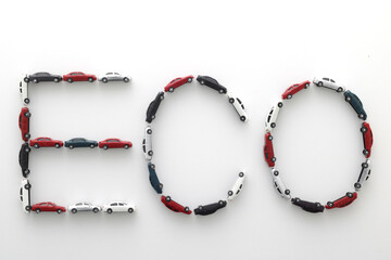 自動車のミニチュア模型で描いた環境に関する英文字