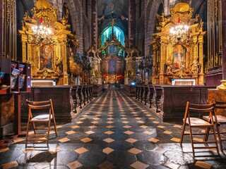 Wspaniałe wnętrze kościoła bazyliki w Krakowie - obrazy, fototapety, plakaty