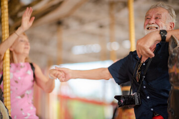 Obraz premium elderly senior couple woman and man having fun and happy together at amusement them park