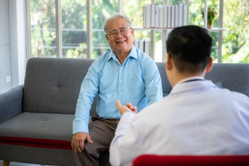 Obraz premium elderly patient old man in concept of health insurance, visit professional doctor at hospital