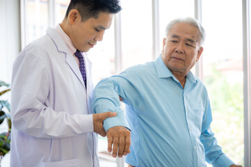 Obraz premium old senior man patient with osteoporosis health, medical health care checking by doctor at hospital