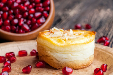 mini cheesecake with berry jam
