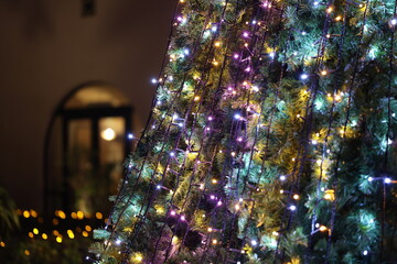 電飾されてキラキラ光る街中のクリスマスツリー