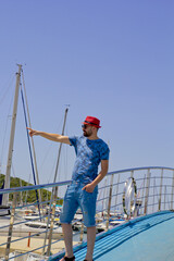Naklejka premium handsome man in a red hat looking to the sea