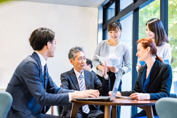 ミーティングをするビジネスパーソン