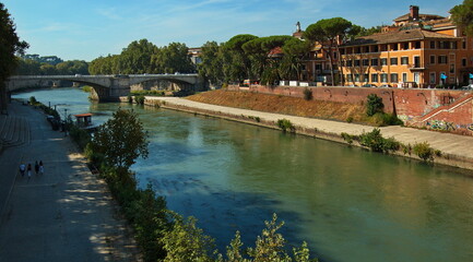Fototapeta premium Ponte Garibaldi over river Tiber at Isola Tiberina in Rom, Italy, Europe 