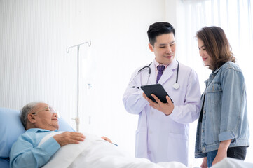 Obraz premium elderly patient old man in concept of health insurance, visit professional doctor at hospital