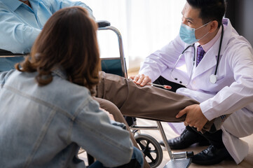 Obraz premium old senior man patient with osteoporosis health, medical health care checking by doctor at hospital