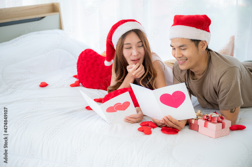 Wall mural young Asian couple in concept of love and happy together, Christmas or Valentine holiday