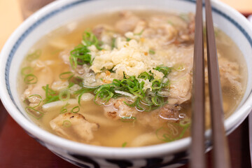 うどんを食べる