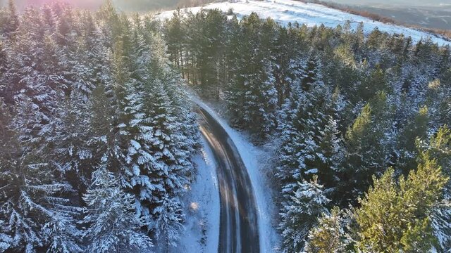 Strada di montagna innevata al tramonto
Ripresa aerea con drone controluce su tramonto mozzafiato.
