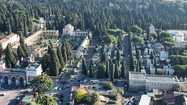 il cimitero del Verano a Roma
Veduta aerea del cimitero pi&ugrave; importante di Roma, Italia.