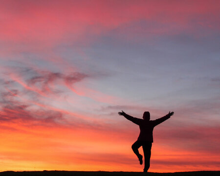 nascer do sol no alto das montanhas com mar de nuvens