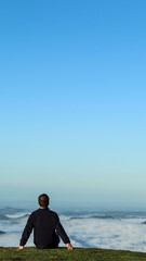 nascer do sol no alto de montanha 